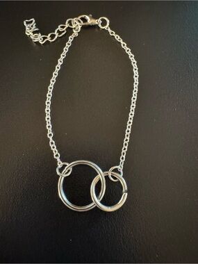 Silver Tone Interlocking Circle Minimalist Bracelet - 7”